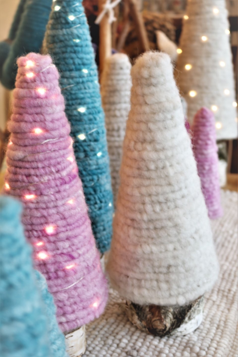 Weihnachtsbäumchen aus Wolle - Bastelidee für Kinder