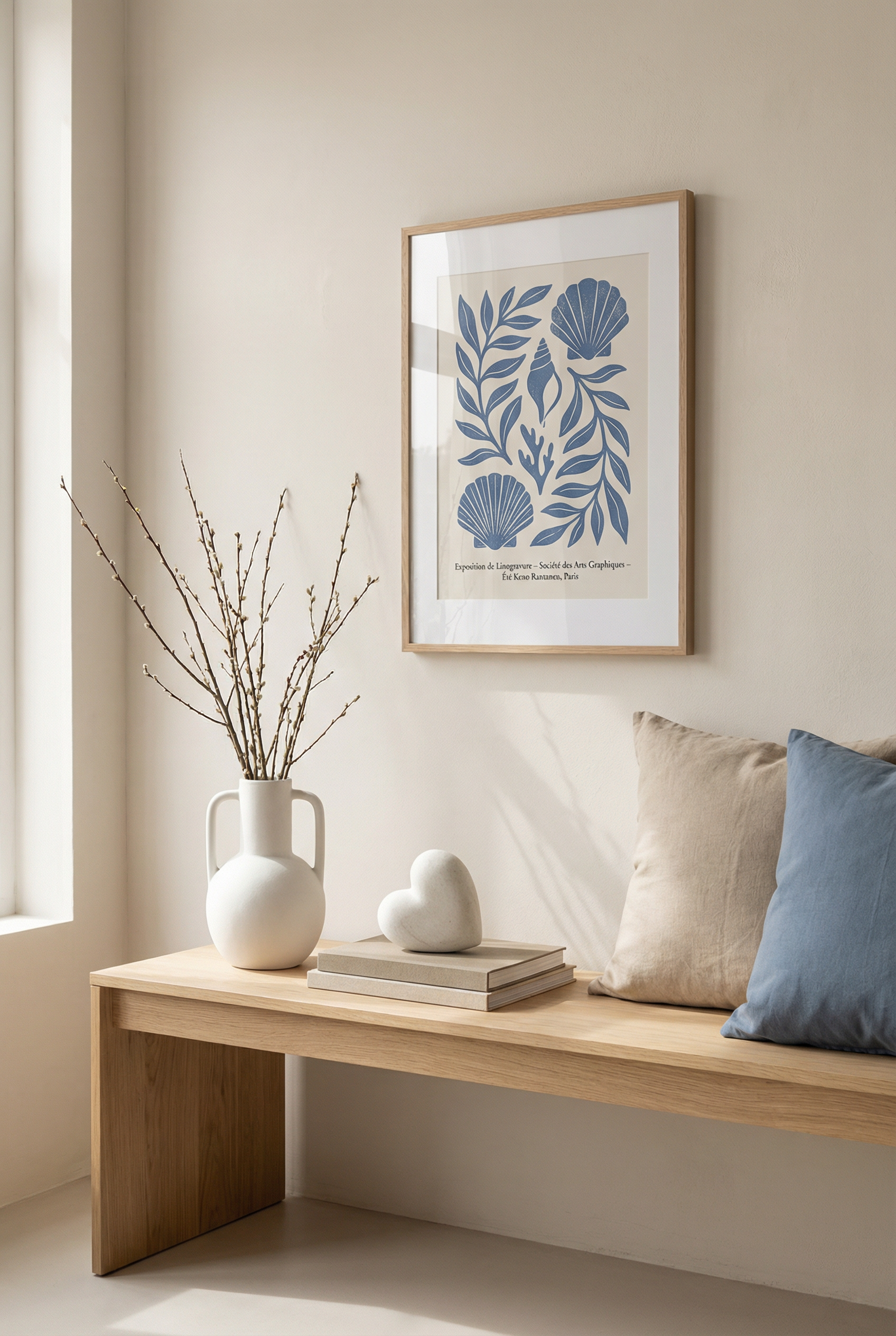 Muschelprint Wandbild und Sitzbank mit Kissen in Blau und Beige maritim Design inspiration