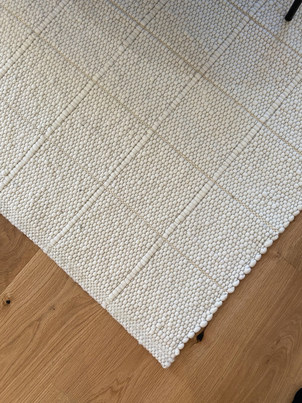 handgewebter Schafwollteppich mit Würfel Karostrukturmusterung in Weiß