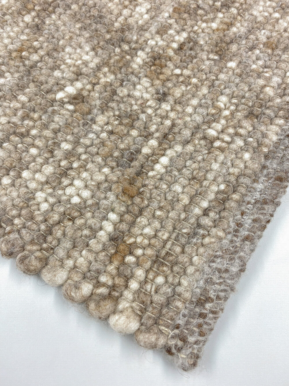 Schafwollteppich in Standard-Bindung