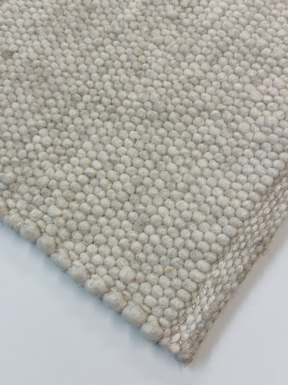 Schafwollteppich in Standard-Bindung