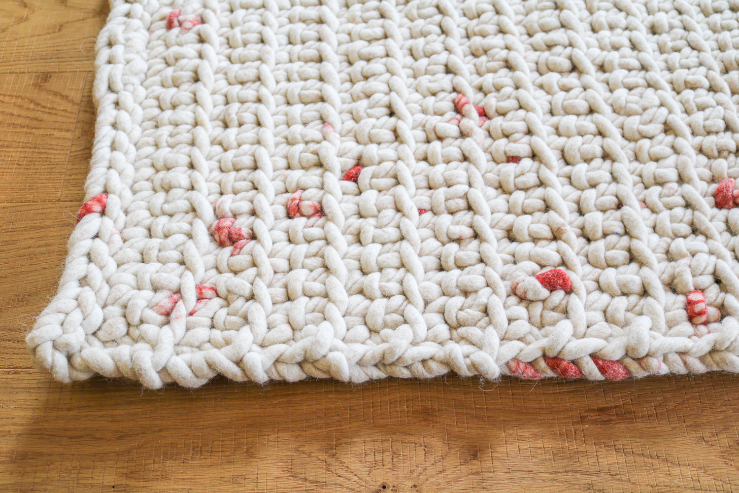 gehäkelter Teppich aus Wolle