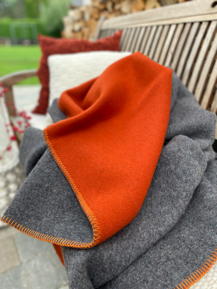 Wolldecke warm in rot und grau