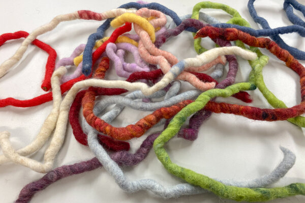 dicke kurze Abschnitte gemischte Filzschnüre